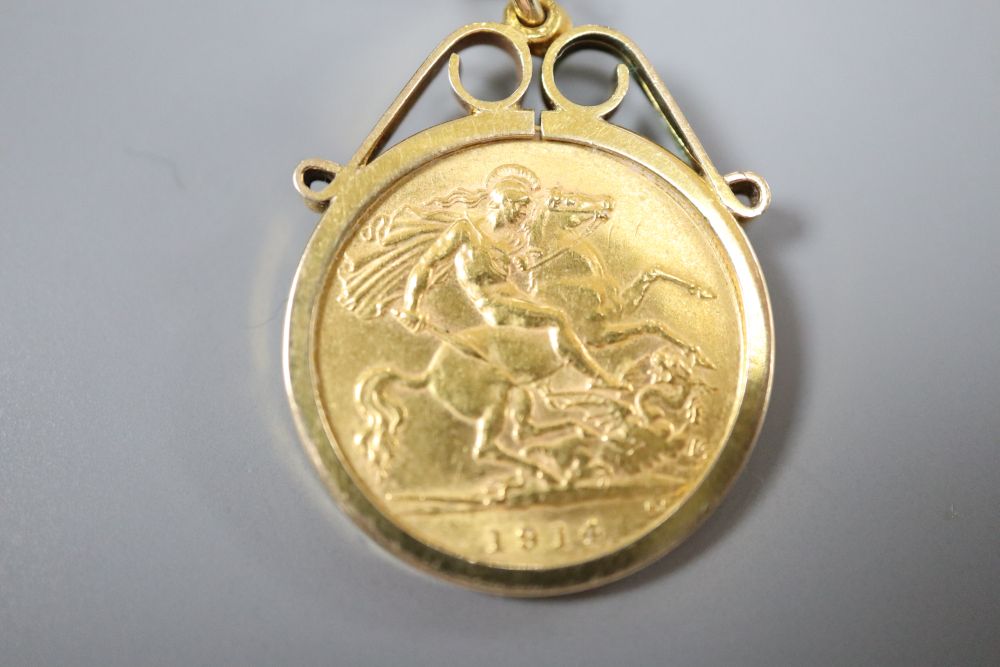 A 1914 half sovereign in 9ct gold mount on 9ct gold chain, gross 8.4g.